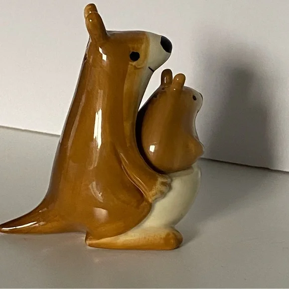 Vintage Salt Pepper Shakers Kangaroo Joey Pouch 2 Piece Kitsch Urban Outfitters - Picture 6 of 16